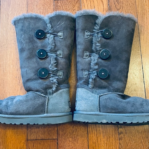 UGG Gray Buttoned Shearling Boots Size 7 Women’s GUC - Picture 1 of 11